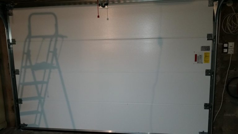 photo d'une porte de garage posé par l'entreprise Serrurier ausesky