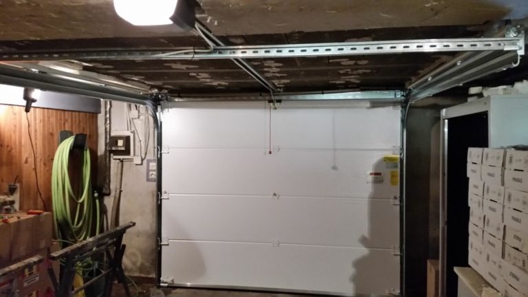photo d'une porte de garage posé par l'entreprise Serrurier ausesky