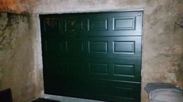 photo d'une porte de garage posé par l'entreprise Serrurier ausesky