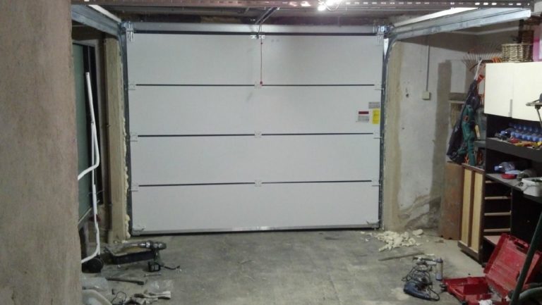 photo d'une porte de garage posé par l'entreprise Serrurier ausesky