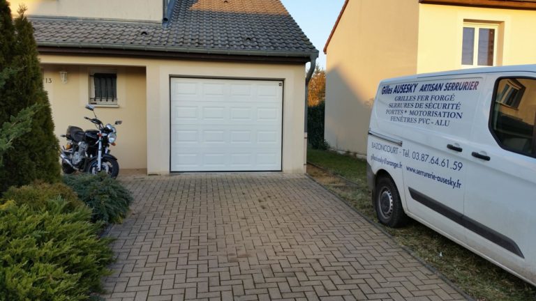 photo d'une porte de garage posé par l'entreprise Serrurier ausesky