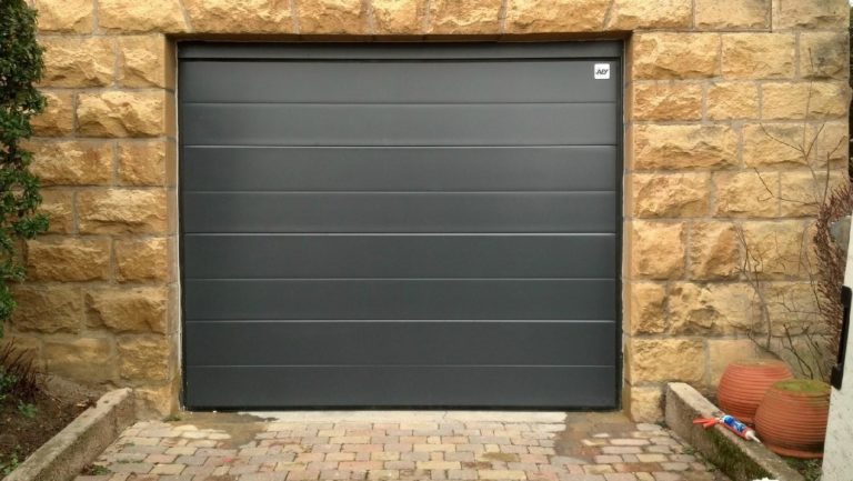 photo d'une porte de garage posé par l'entreprise Serrurier ausesky