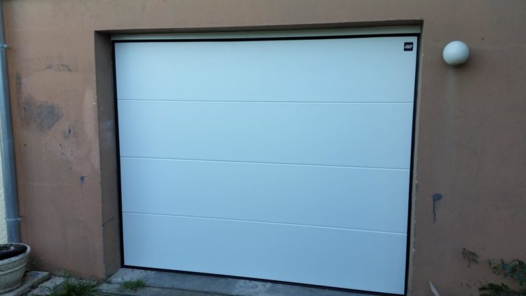 photo d'une porte de garage posé par l'entreprise Serrurier ausesky