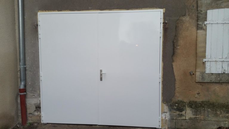 photo d'une porte de garage posé par l'entreprise Serrurier ausesky