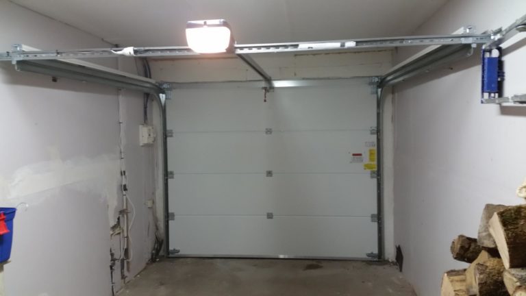 photo d'une porte de garage posé par l'entreprise Serrurier ausesky