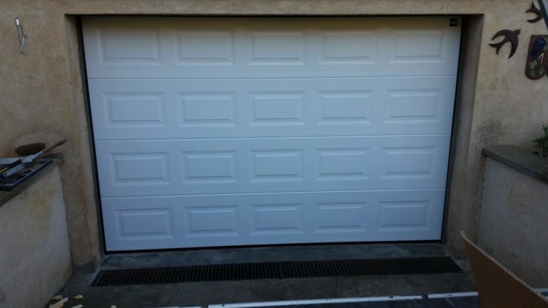 photo d'une porte de garage posé par l'entreprise Serrurier ausesky